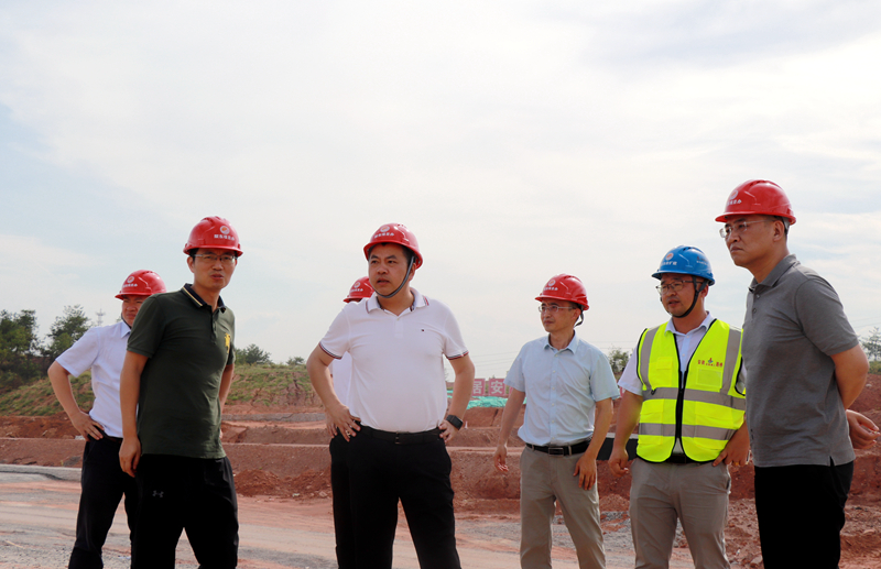 江西省交通投資集團(tuán)黨委委員、副總經(jīng)理李柏殿赴上饒東樞紐互通項目調(diào)研指導(dǎo)工作 (2)